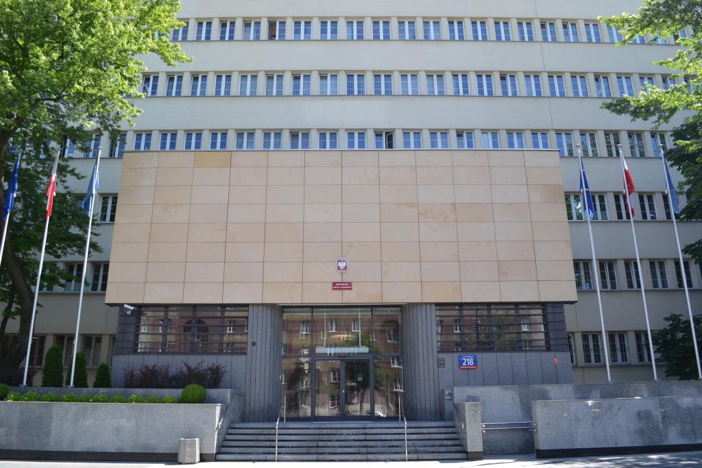 Akt oskarżenia w sądzie. Byłemu szefowi MON grozi do roku więzienia