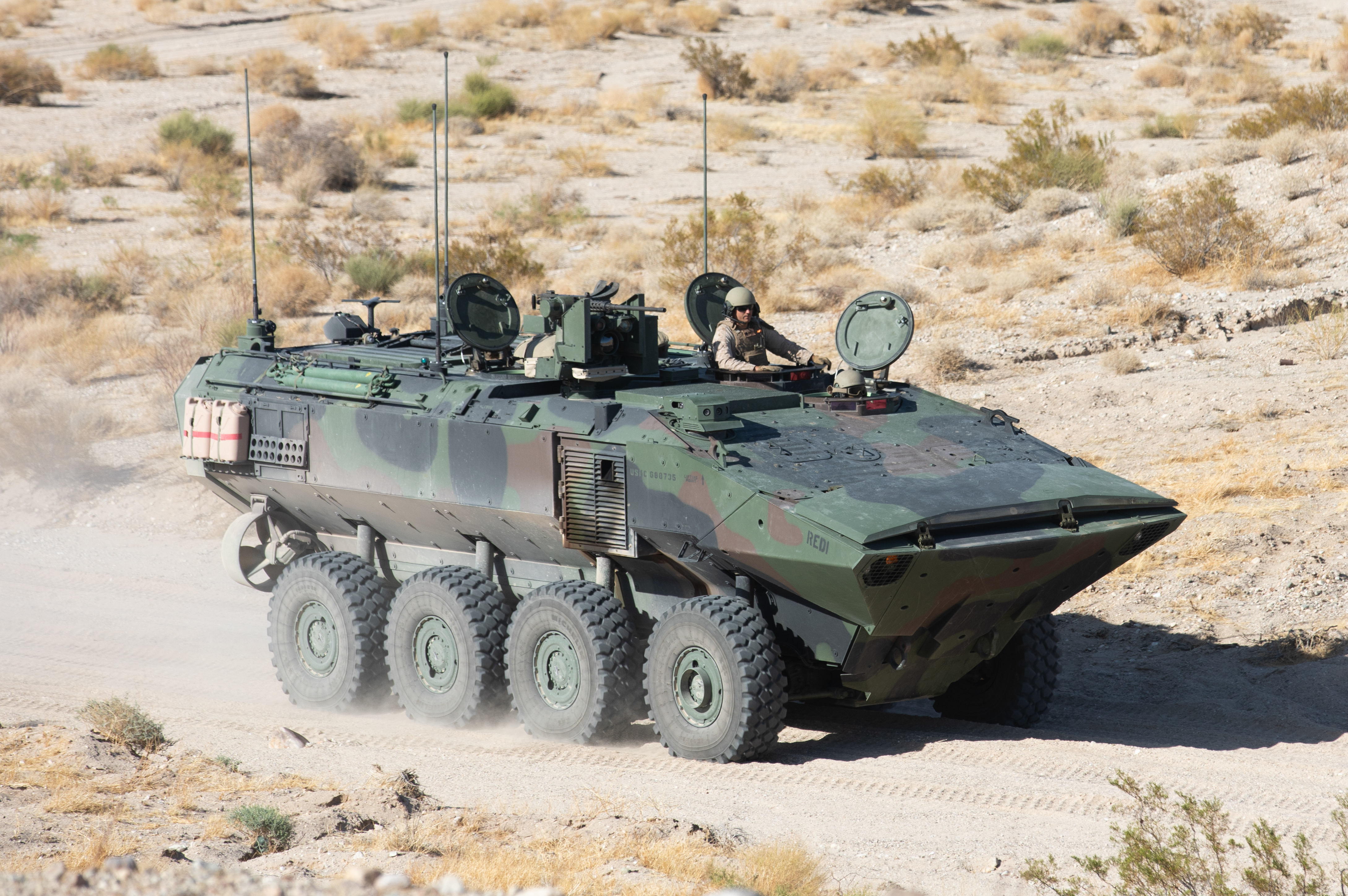 Hiszpańscy Marines z amerykańsko-włoskim transporterem