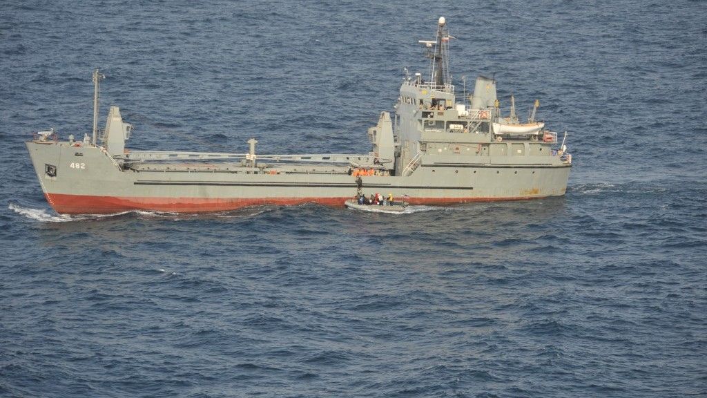 Amerykańscy marynarze wchodzą na pokład okrętu irańskiej marynarki wojennej „Chiroo”, po tym jak w sierpniu 2010 r. okręt ten stanął w płomieniach, a jego załoga została ewakuowana śmigłowcami przez Amerykanów – fot. US Navy