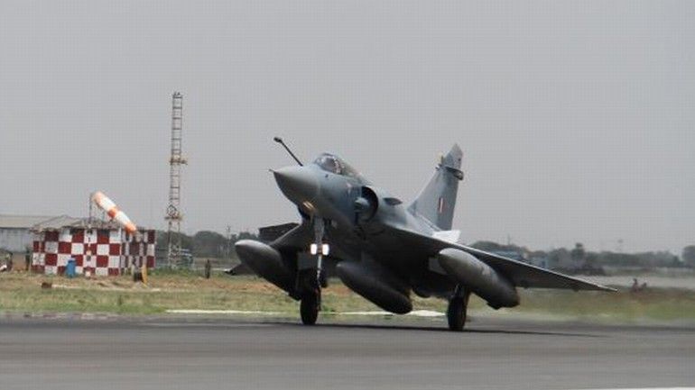 Lądowanie zmodernizowanego indyjskiego Mirage 2000 w bazie sił powietrznych Gwalior. Fot. indyjskie ministerstwo obrony.