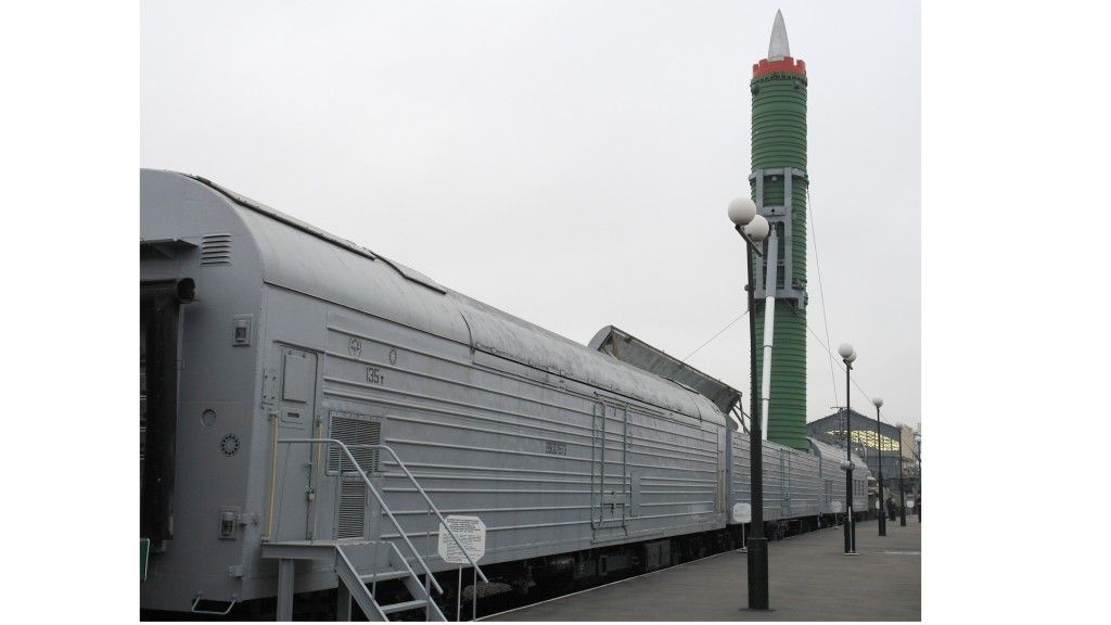 Wyrzutnia kolejowa BŻRK w muzeum kolejnictwa w Saint Petersburgu – fot. Wikipedia/George Shuklin/CC 2.5.