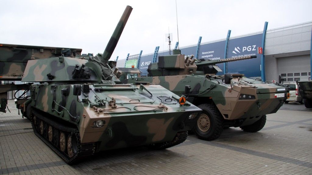 Moździerz samobieżny 120 mm na podwoziu gąsienicowym i Rosomak z ZSSW-30, fot.A.Hładij/Defence24.pl