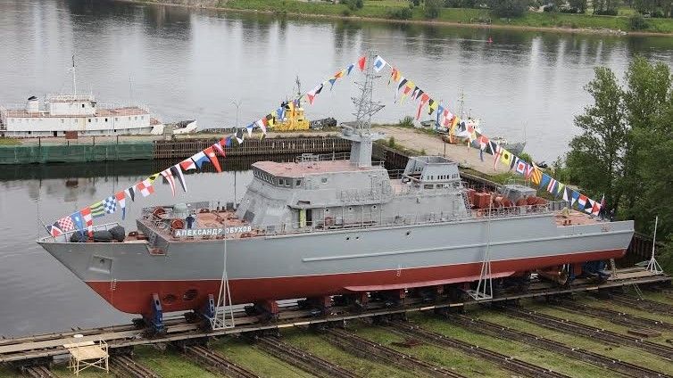 Na zdjęciu wodowanie prototypowego niszczyciela min Aleksandr Obuchow. Fot. stocznia Sriednie-Newskij Zawod