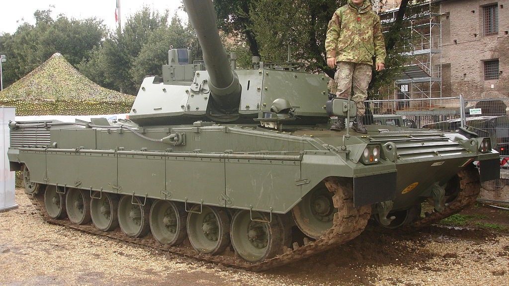 Wcześniejsze redukcje spowodowały m.in. ograniczenie docelowej liczby czołgów Ariete. Fot. Kaminski/Wikimedia Commons/CC 3.0.