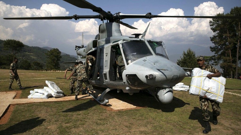 Śmigłowce US Marines pomagają ofiarom trzęsienia ziemi w Nepalu - fot. Lance Cpl. Mandaline Hatch/US Marines