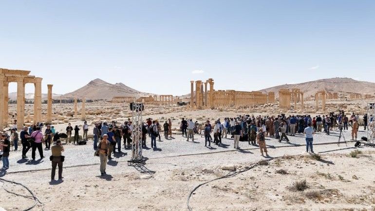 Po oczyszczeniu ruin starożytnej Palmiry z bojowników IS w marcu 2016 r. Rosjanie zaprosili tam przedstawicieli mediów. Fot. mil.ru