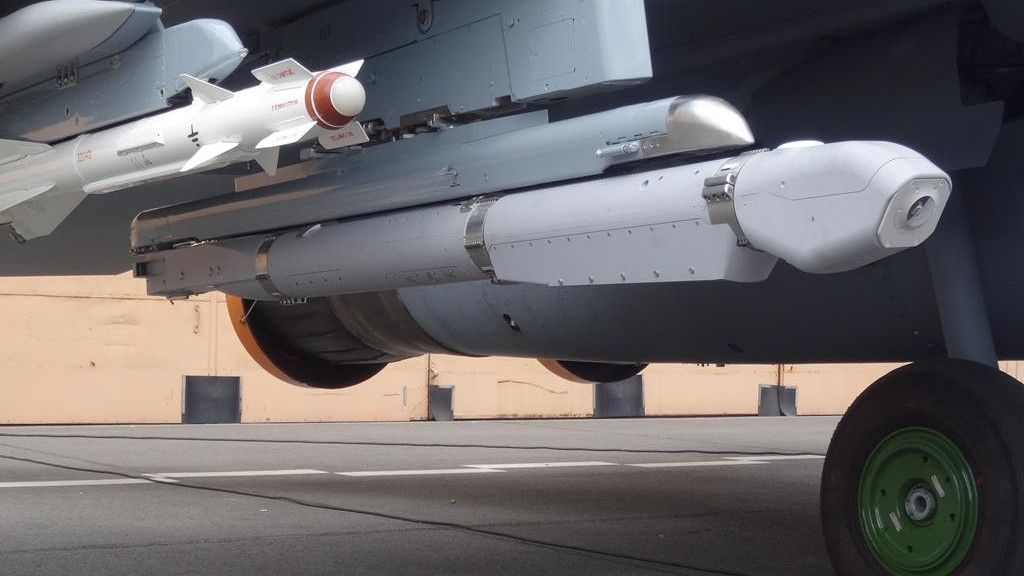 Zasobnik Saab ESTL pod skrzydłem myśliwca MiG-29. Obok widać rakietę R-60. - fot. J.Sabak