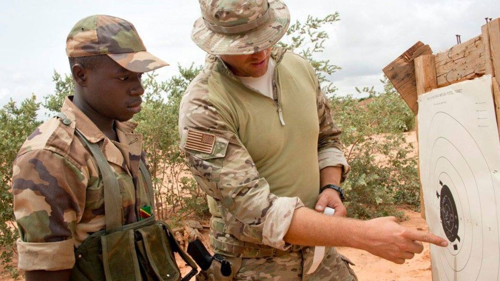 Operator amerykańskich sił specjalnych podczas szkolenia lokalnych sił zbrojnych w Nigrze. Fot. Richard Bumgardner/U.S. Army