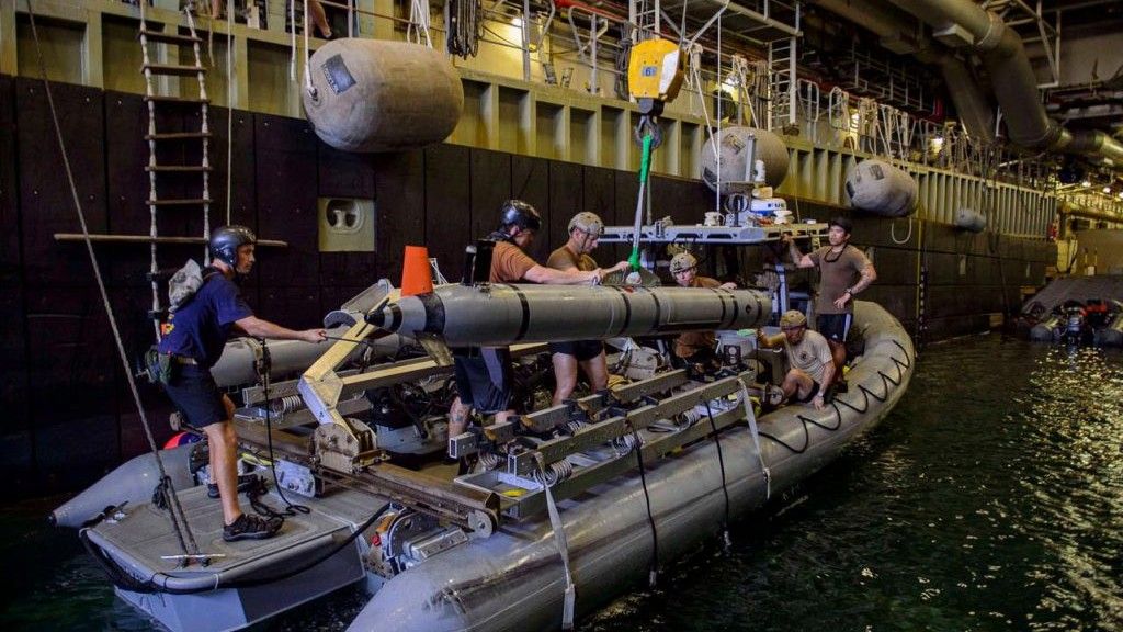 Marynarze brytyjscy przygotowują do użycia bezzałogowy pojazd podwodny Mk 18 Mod 2 – fot. Royal Navy