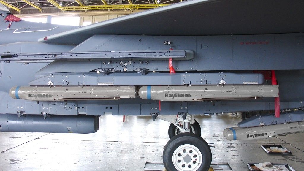 Bomby SDB II mają zasięg do 110 km. Fot. Raytheon