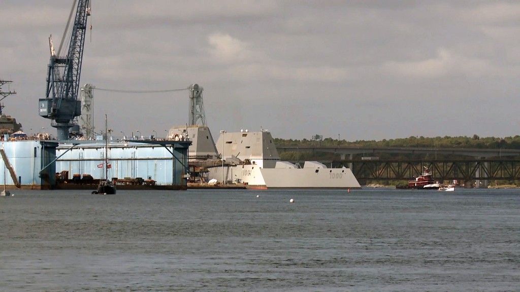 Niszczyciel USS „Zumwalt” opuszczający stocznię Bath Iron Works. Obok widoczny, stojący przy nabrzeżu, drugi okręt w serii – przyszły niszczyciel USS „Michael Monsoor”. Fot. US Navy