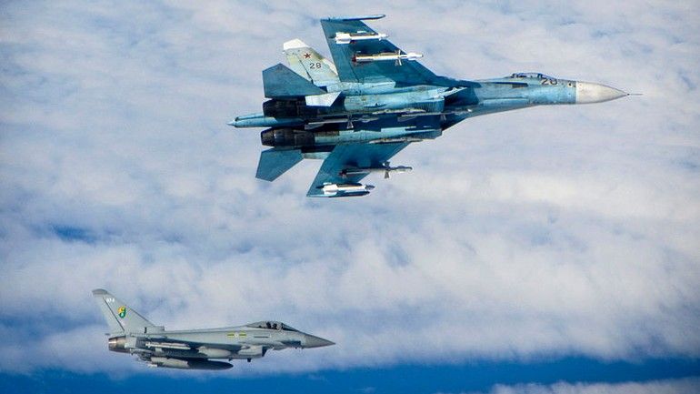 Brytyjski Eurofighter Typhoon w czasie przechwycenia rosyjskiego Su-27 w czasie misji Baltic Air Policing w 2014 roku. Fot. RAF