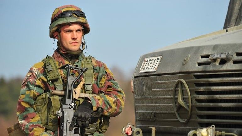 Belgijski żołnierz sfotografowany podczas ćwiczeń poligonowych Grupy Bojowej Unii Europejskiej na poligonie Grafenwoehr w Niemczech. Fot. Markus Rauchenberger/domena publiczna