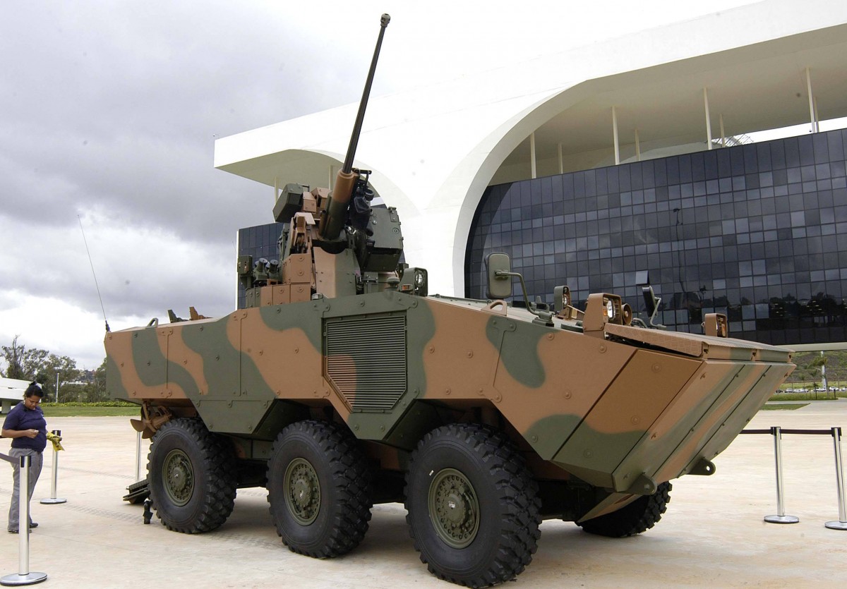 Kołowy transporter opancerzony VBTP-MR Guarani uzbrojony w wieżę UT-30BR produkowaną przez Elbit Systems. Fot. Lúcia Sebe/Secom MG/Agencia Minas.