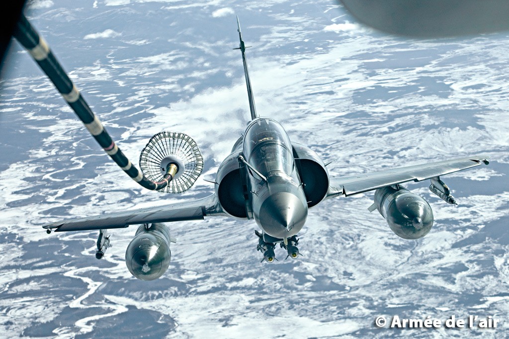 Mirage 2000D z podwieszonymi bombami Enhanced Paveway II GBU-50 - fot. Francuskie siły powietrzne