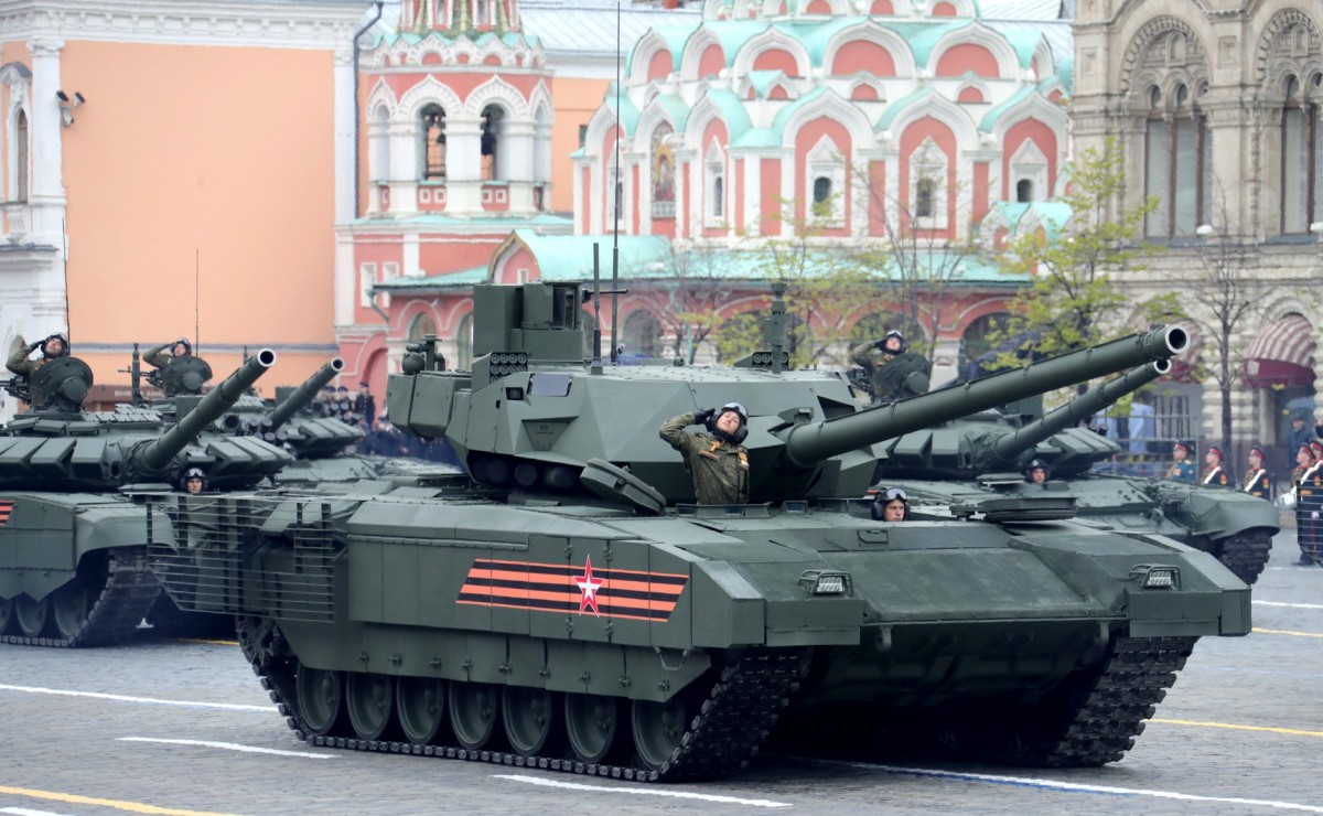Rosyjski czołg T-14 Armata, w tle wozy T-72B3M (zdjęcie ilustracyjne). Fot. kremlin.ru.