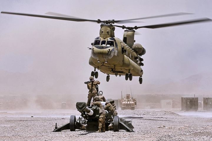 Amerykańska haubica podwieszana pod CH-47 Chinook w drodze do domu. Kandahar, Afganistan. – fot. US Army