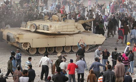 Egipski M1A1 Abrams rozdziela protestujących w lutym 2011 r. - fot. Peter Macdiarmid/Getty Images