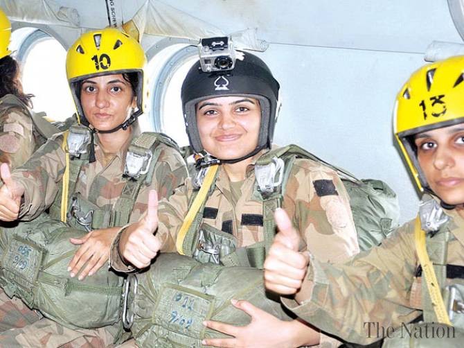 Pierwsze kobiety w Pakistanie otrzymały odznakę spadochronową – fot. www.nation.com.pk