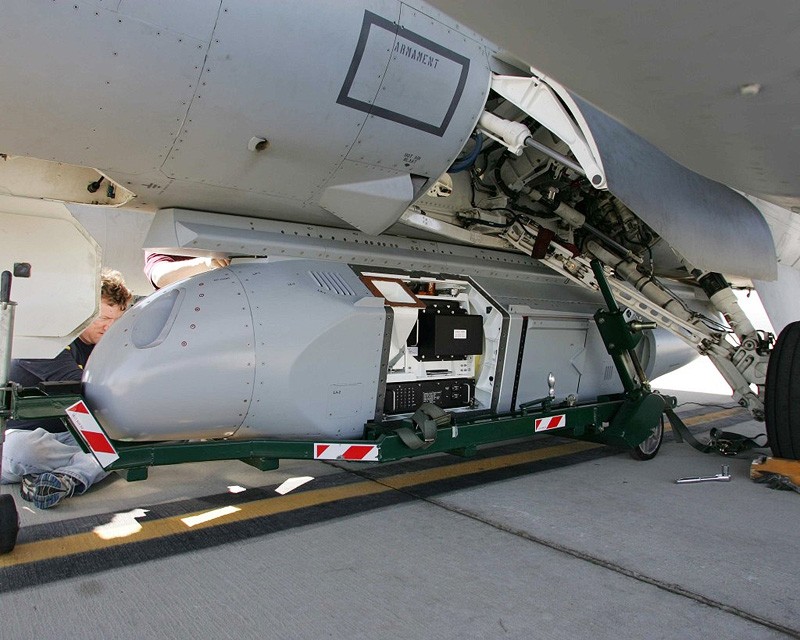 Zasobnik rozpoznawczy DB-110 pod kadłubem samolotu F-16 Fighting Falcon - fot. Goodrich