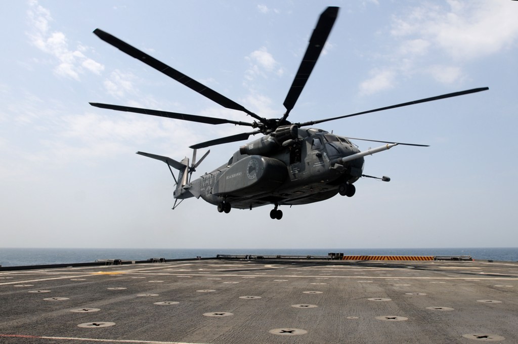 Ciężki śmigłowiec transportowy Sikorsky MH-53E Sea Dragon amerykańskiego lotnictwa morskiego - fot. US Navy