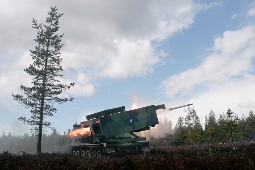 Fińska wyrzutnia M270 prowadząca ogień pociskiem kalibru 227 mm, pociski M57 zwiększyłyby możliwości ofensywne dywizjonu ciężkiej artylerii rakietowej - fot. Ministerstwo Obrony Finlandii