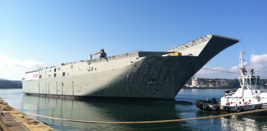 Kadłub okrętu desantowego HMAS Canberra opuszcza Hiszpanię - fot. Navantia