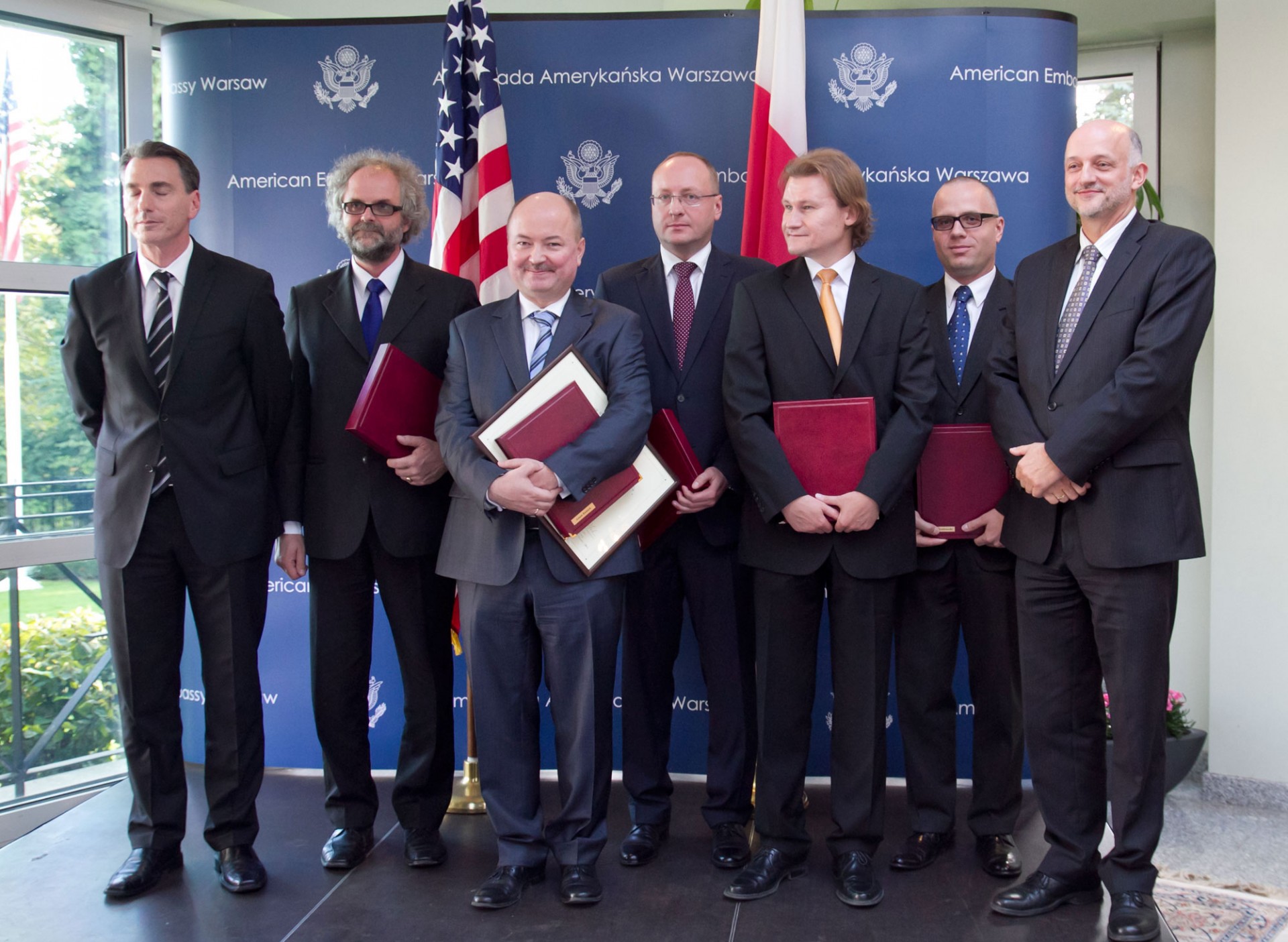 Ambasador USA i polscy dyplomaci podczas uroczystości w warszawskiej placówce amerykańskiej - fot. MSZ.