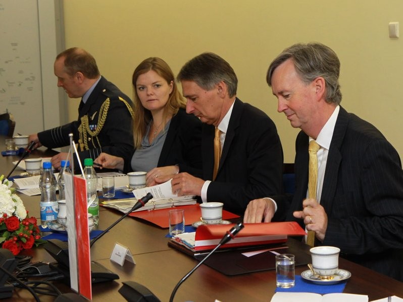 Minister obrony Wielkiej Brytanii Philip Hammond (drugi od prawej) podczas spotkania z ministrem Siemoniakiem - fot. mjr Robert Siemaszko (DPI MON)