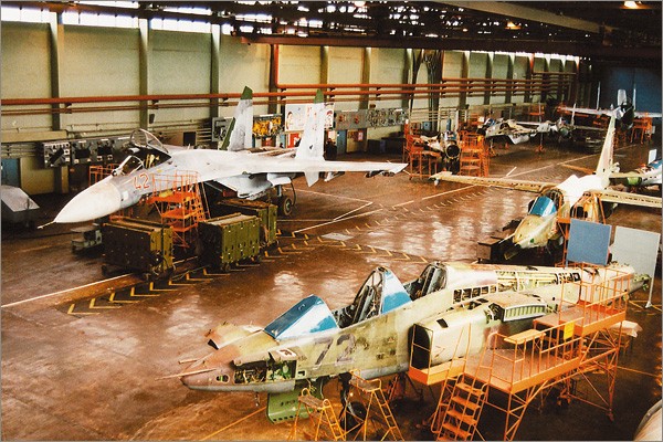 Prace przy szturmowych Su-25 - fot. 121 Lotniczy Zakład Remontowy