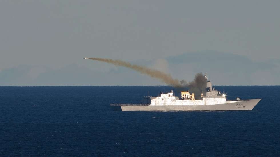 Odpalony z pokładu fregaty NSM leci w kierunku celu - fot. Ministerstwo Obrony Norwegii