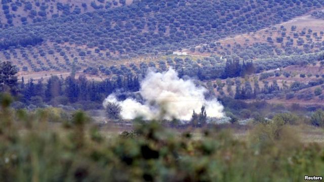 Dym unoszący się w powietrzu po upadku pocisku moździerzowego w prowincji Hatay - fot. Reuters.