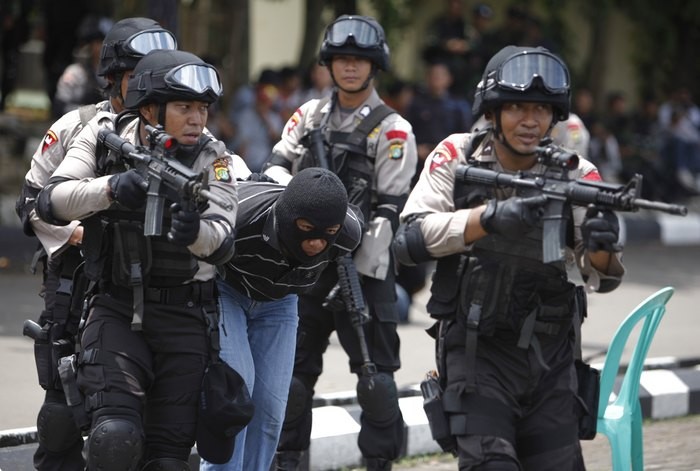 Indonezyjska jednostka antyterrorystyczna podczas ćwiczeń w Depok - fot. REUTERS/Beawiharta.