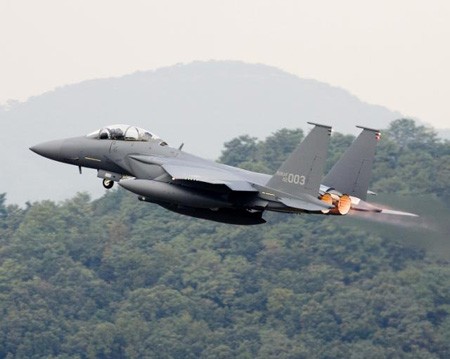 Wielozadaniowe F-15K Strike Eagle mają zostać uzbrojone w pociski klasy stand-off - fot. Boeing