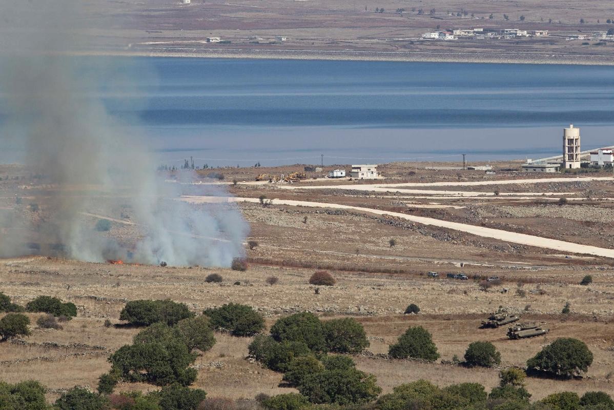 Izraelskie czołgi w rejonie pożaru wywołanego przez syryjski pocisk moździerzowy - fot. Siły Zbrojne Izraela