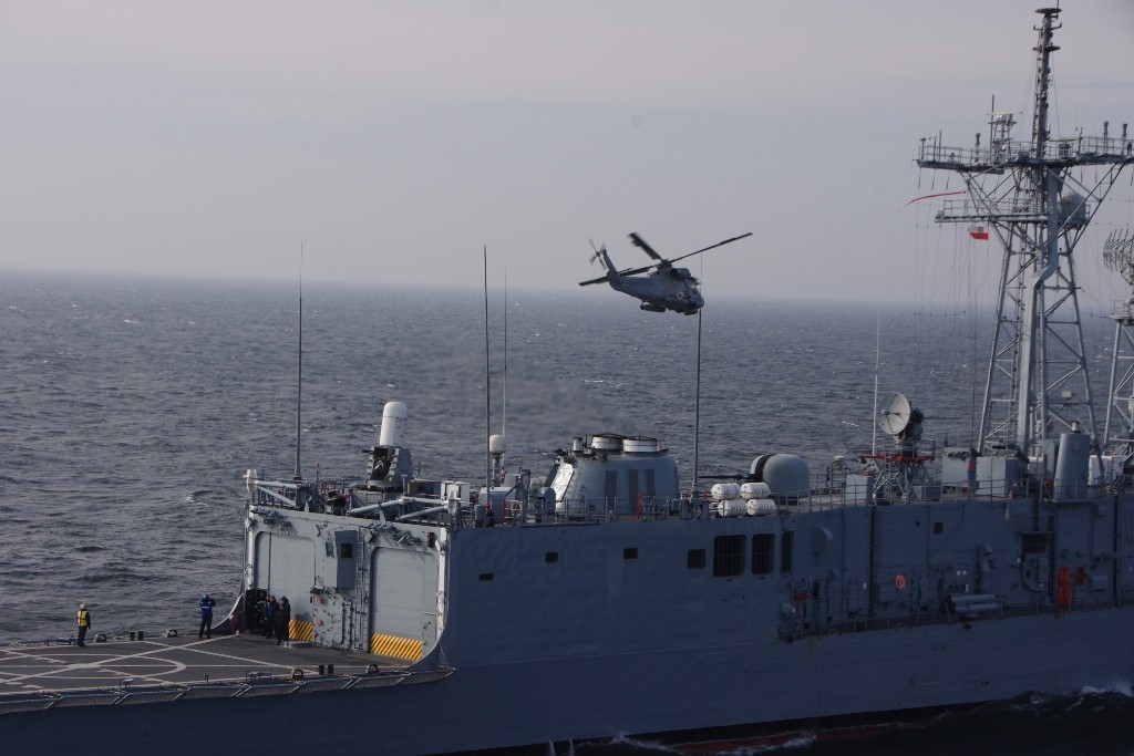 Pokładowy łowca okrętów podwodnych SH-2G Seasprite nad fregatą rakietową - fot. kmdr ppor. Czesław Cichy