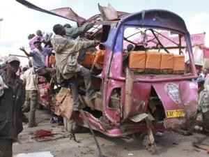 Minibus zniszczony w ataku - fot. Reuters