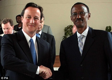 David Cameron i prezydent Rwandy Paul Kagame, kiedyś popierany przez Zachód, dziś oskarżany o łamanie praw człowieka - fot. PA