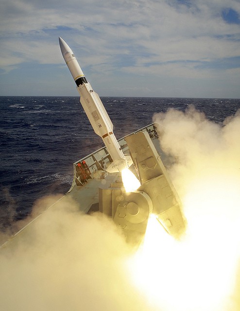 Start rakietowego pocisku przeciwlotniczego Standard SM-2 - fot. US Navy