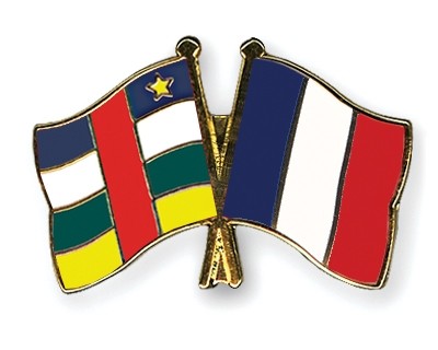 Po lewej flaga Republiki Środkowoafrykańskiej - fot. crossed-flag-pins.com