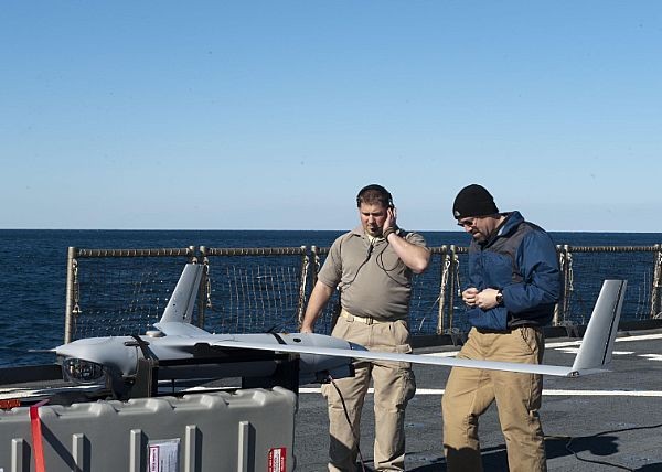 Oferowany Brytyjczykom Scan Eagle jest obecnie eksploatowany na pokładach amerykańskich okrętów - fot. US Navy