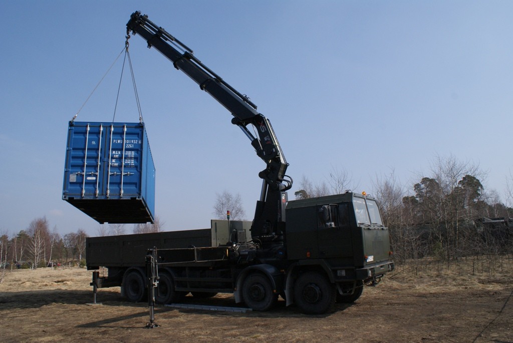 Wojsko chce zakupić 32 ciężarówki Jelcz z dźwigiem rodziny Hiab - fot. Łukasz Pacholski