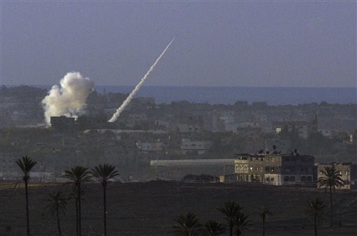 Palestyńska rakieta Kassam w drodze do Izraela - fot. AP Photo/Ariel Schalit