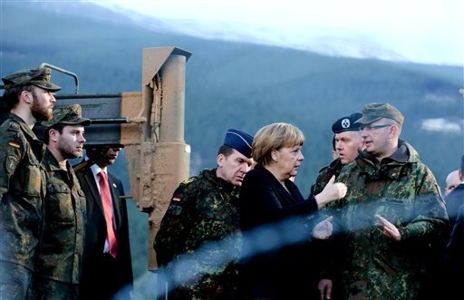 Angela Merkel zaczęła wizytę w Turcji od odwiedzin u żołnierzy niemieckich baterii Patriot - fot. AP Photo