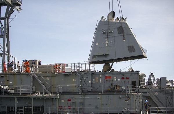 Rozpoczęto już prace nad usunięciem wraku USS Guardian z rafy, kolejny kontrakt zwiększa pulę funduszy o 43 mln dolarów - fot. US Navy