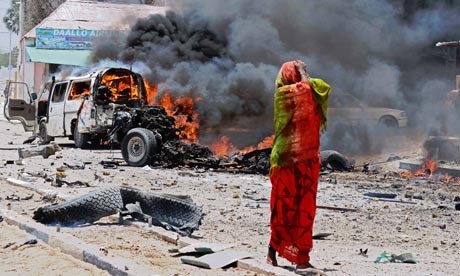 Zgliszcza i wraki po zamachu w Mogadiszu - fot. Mohamed Abdiwahab/AFP/Getty Images