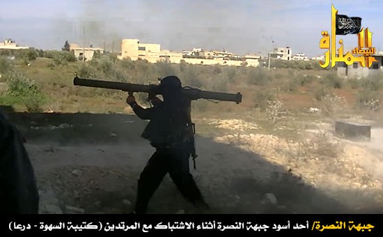 Jeden z członków Dżabhat an-Nusra w czasie starć z siłami rządowymi w Dera - fot. Biały Minaret