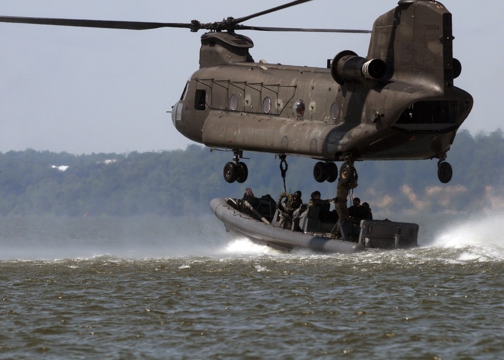 W USA uzgodniono cenę za drugą partię śmigłowców CH-47 Chinook - fot. US Navy