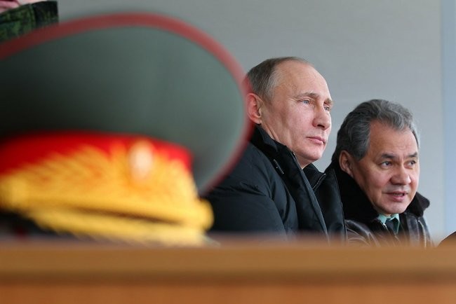 Prezydent FR Władimir Putin oraz minister obrony FR Siergiej Szojgu, który ma zatwierdzić plany budowy Narodowego Centrum Kierowania Obroną Państwa - fot. kremlin.ru