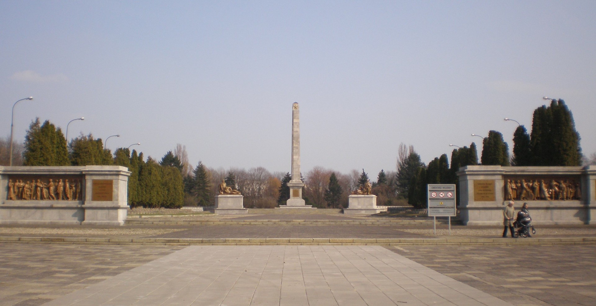 Pogrzeb żołnierzy radzieckich w Warszawie oczami Rosjan fot.warszawa.wikia.com